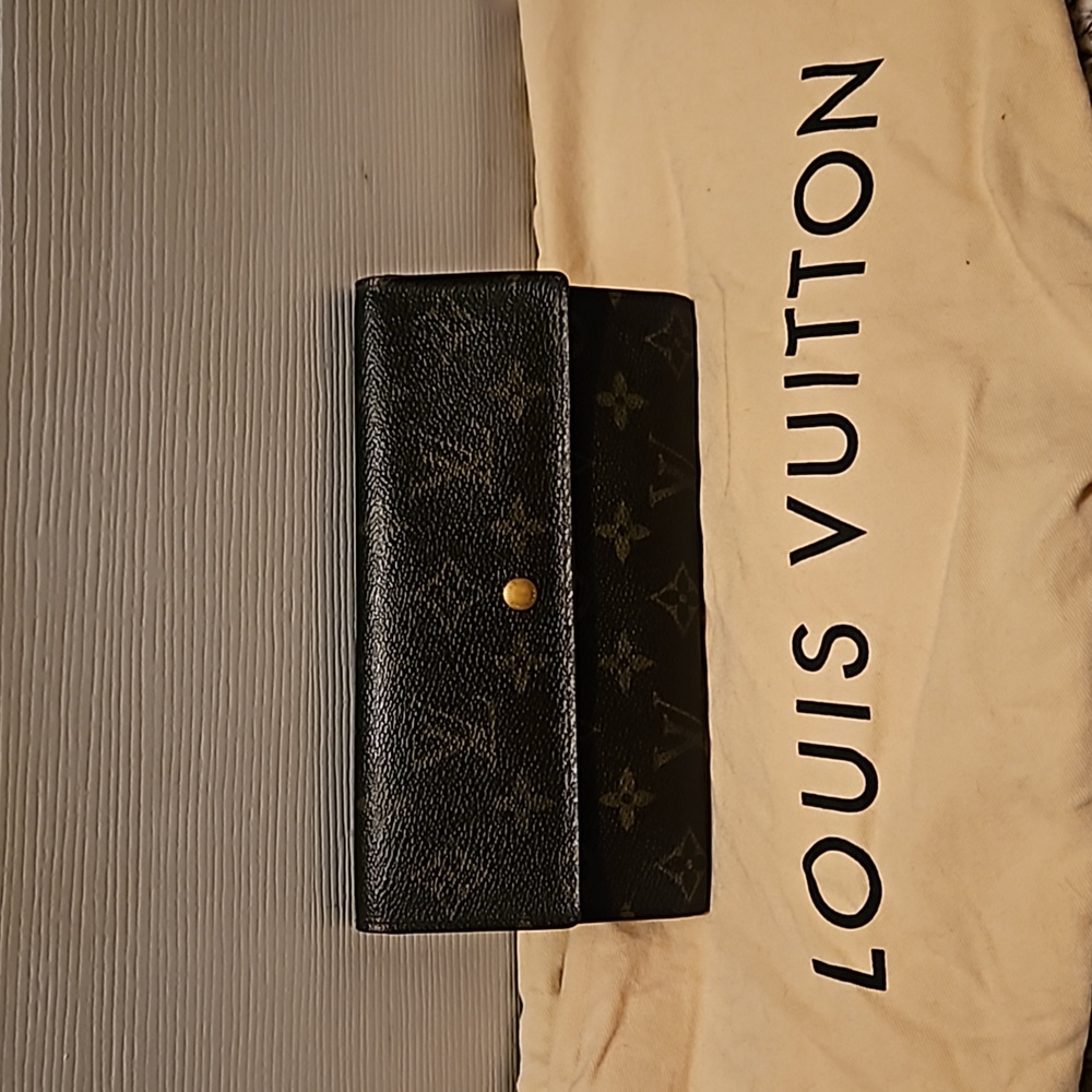 LV INTERNATIONAL WALLET